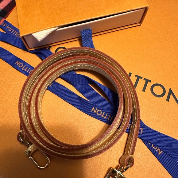 Authentic Louis Vuitton Alma BB in Monogram Microchip - Picture 4 of 14